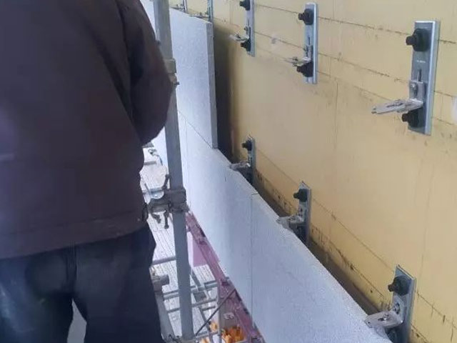 外國(guó)人這技術(shù)真牛逼，膽敢把干掛石材直接固定在外保溫板上！